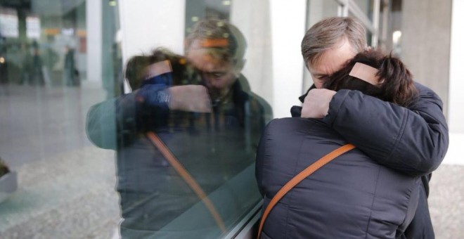 Los familiares de los pasajeros del Airbus accidentado en Egipto acudieron al aeropuerto de San Petersburgo (Rusia), donde tendría que haber aterrizado este sábado. ANATOLY MALTSEV (EFE)