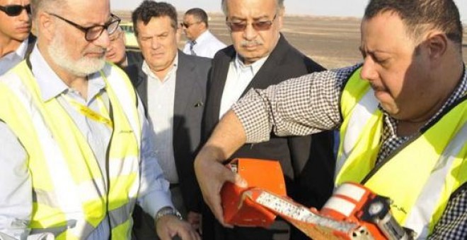 El primer ministro de Egipto, Sherif Ismail, ante una de las 'cajas negras', que en realidad son naranjas. Una graba los datos electrónicos y otra el sonido de la cabina. Foto: RT