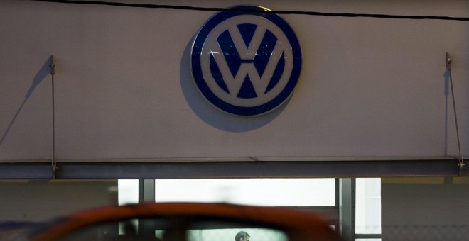El logo de Volkswagen en un concesionario de la firma alemana en  Madrid. REUTERS/Sergio Perez