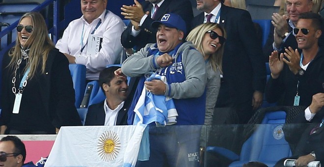 Diego Armando Maradona, en el estadio  de Leicester, animando a la selección argentina en el reciente Mundial de Rugby. REUTERS/ Darren Staples