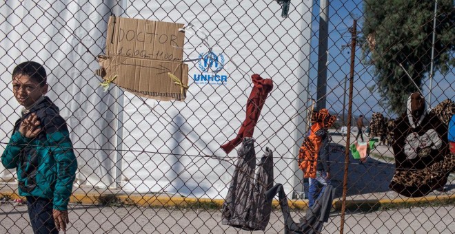 Un menor sirio, tras la valla del campo de refugiados de Kara Tepe, en Lesbos, Grecia.- SANTI DONAIRE/ NERVIO FOTO