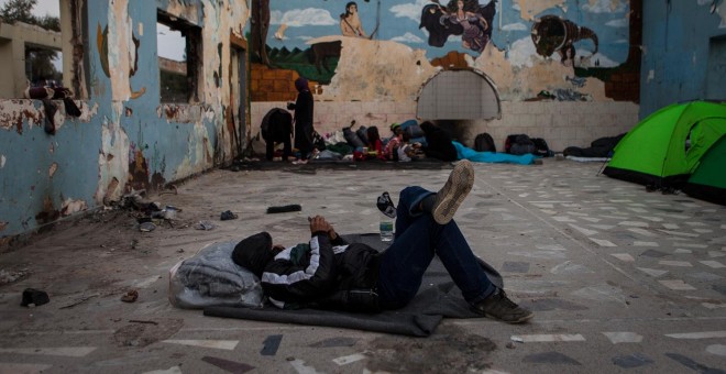 Un refugiado duerme entre las ruinas de una casa abandonada, cerca del campamento de refugiados sirios de Kara Tepe, en Lesbos, Grecia.- JAVI JULIO / NERVIO FOTO