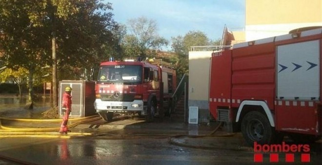 Bomberos salen de la residencia afectada.