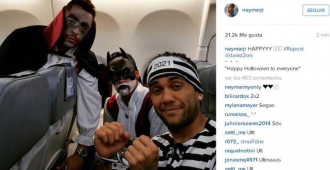 El disfraz de preso de Dani Alves en el avión de vuelta a Barcelona colgado en Instagram.