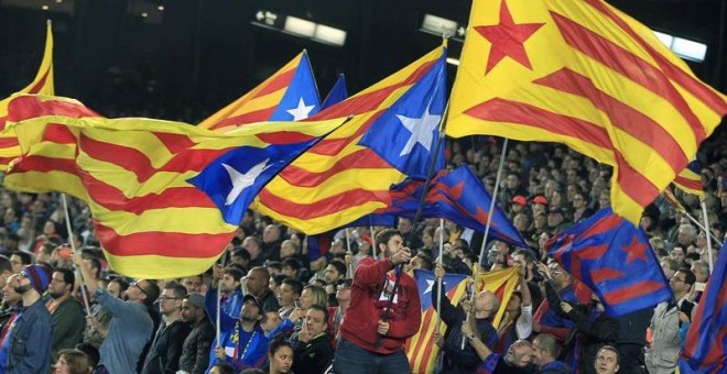 Aficionados muestran banderas esteladas en el minuto 17:14 del partido entre Barcelona y Eibar el pasado 25 de octubre. /EFE