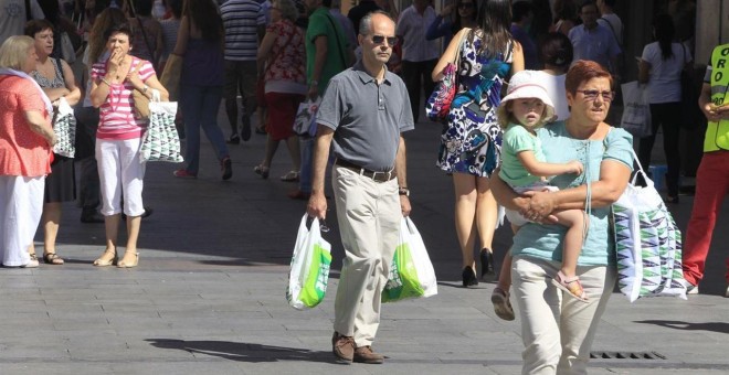 Personas de compras por el centro de Madrid. E.P.