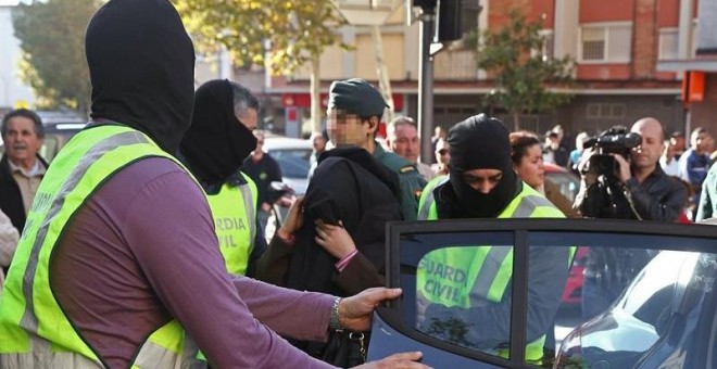 Un momento de la detención en Cornellà de Llobregat./ EFE