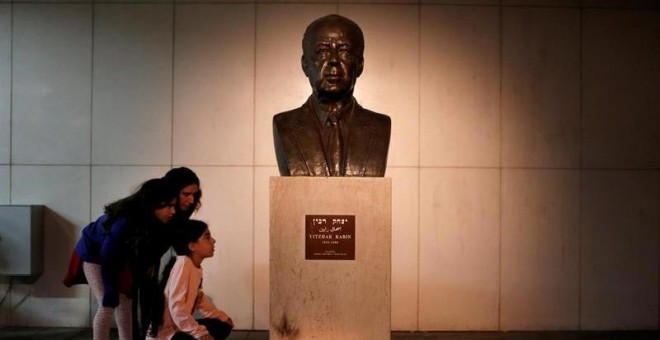 Busto de Rabin en la plaza de Tel Aviv donde fue asesinado el 4 de noviembre de 1995. / EFE