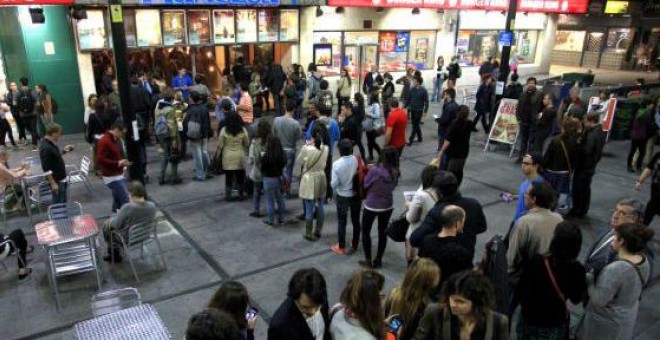 Colas de gente esperando para disfrutar de la Fiesta del Cine.