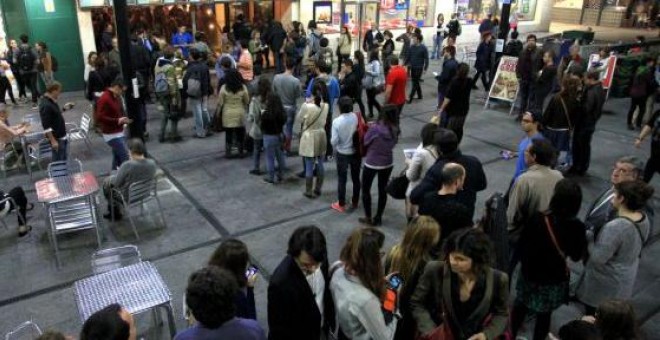 Colas de gente esperando para disfrutar de la Fiesta del Cine.