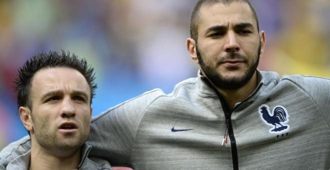 Mathieu Valbuena junto a Karim Benzema listening con la Selección de Francia. FRANCK FIFEAFP