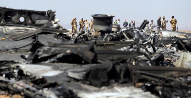 Restos del avión ruso siniestrado en la península del Sinaí el pasado sábado. /REUTERS