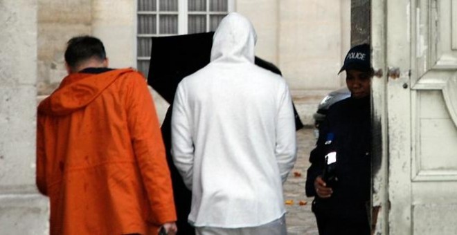 Benzema, a su llegada ayer a la comisaría de Policía de Versalles. /AFP