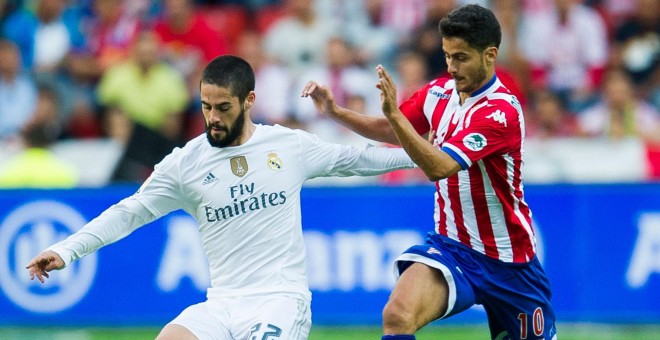 Nacho Cases persigue a Isco en el Sporting-Real Madrid de la primera jornada.