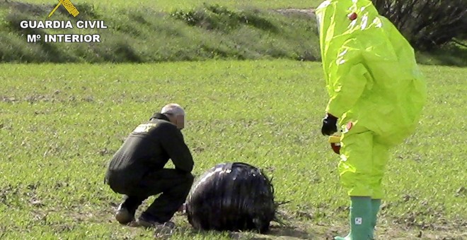 Fotografía facilitada por la Guardia Civil de la actuación realizada por el Grupo de Desactivación de Artefactos Explosivos (GEDEX) con la colaboración de un supervisor de instalaciones radioactivas, dependiente del SEF (Servicio Regional de Empleo y Form