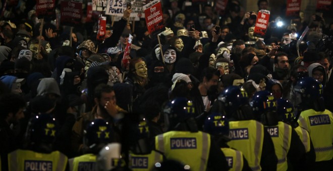 Policías en los disturbios de Londres por la manifestación organizada por el grupo Anonymous. REUTERS