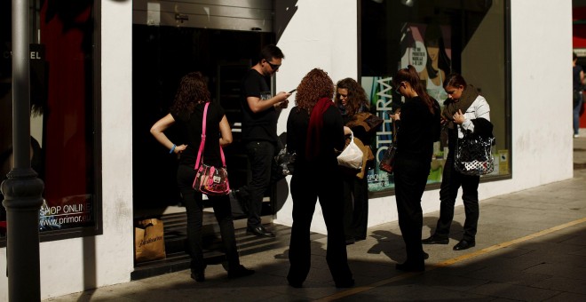 Un grupo de trabajadores de una tienda de cosméticos en Ronda (Málaga), en un momento de descanso. REUTERS/Jon Nazca