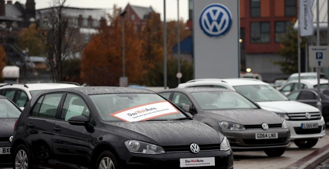 Coches aparcados en un confesionario de Volkswagen en Londres. REUTERS