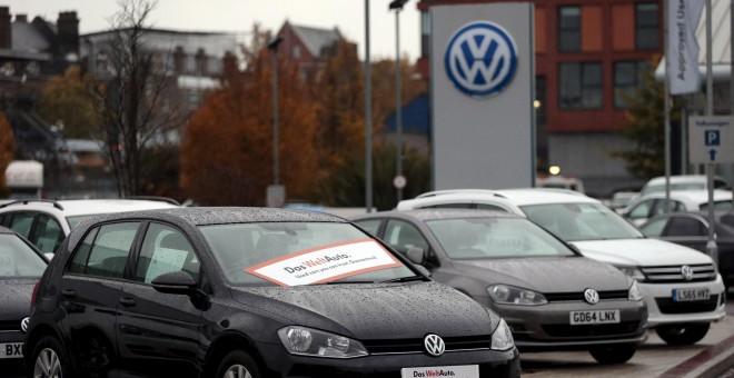 Coches aparcados en un confesionario de Volkswagen en Londres. REUTERS