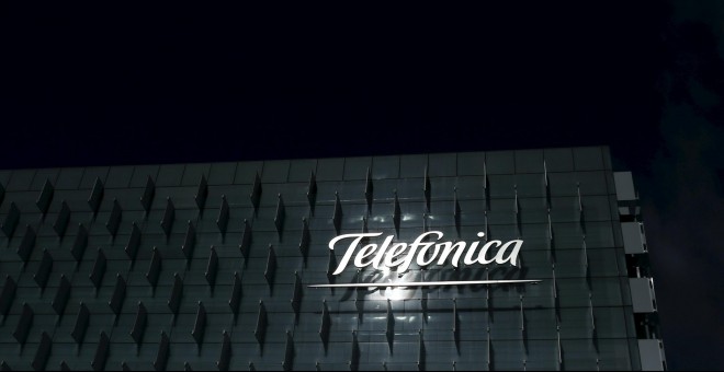 El logo de Telefonica, en su sede en Las Tablas, en la zona norte de Madrid. REUTERS/Juan Medina