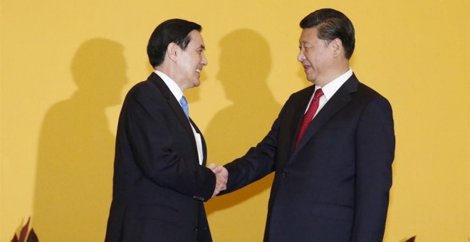 Los presidentes de China y Taiwán se saludan en un gesto histórico./ REUTERS