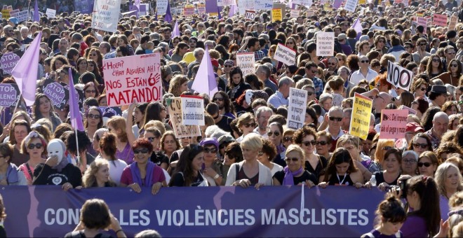 7. Decenas de miles de personas en la manifestación contra la violencia machista en Madrid. EFE/J. J. Guillén