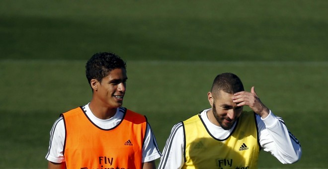 Los jugadores franceses del Real Madrid Karim Benzema y Raphael Varane, durante el entrenamiento del equipo blanco. REUTERS/Susana Vera