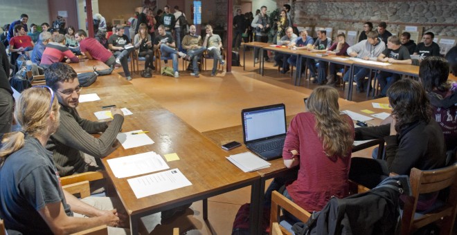 La CUP ha reunido su asamblea nacional en Perpignan para debatir sobre el proceso catalán, las elecciones generales y la investidura de Artur Mas. EFE/Robin Townsend