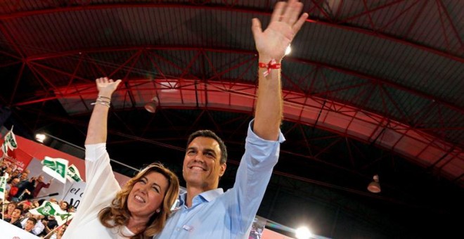 El secretario general del PSOE, Pedro Sanchez junto a la secretaria general regional de la formación y presidenta de Andalucia, Susana Diaz durante un acto público en la localidad de Viator. EFE/Carlos Barba