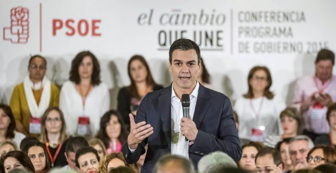 El líder del PSOE, Pedro Sánchez, durante su intervención en un acto antes del inicio del debate de las alrededor de 3.500 enmiendas que se han presentado al borrador del programa electoral. EFE/Emilio Naranjo