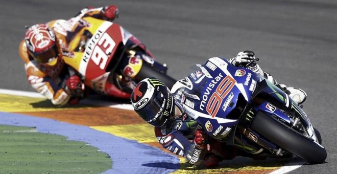 Los pilotos de Moto GP, Jorge Lorenzo y Marc Marquez, toman una curva del circuito Ricardo Tormo en Valencia, durante la última prueba del mundial que se disputa en Cheste./ EFE