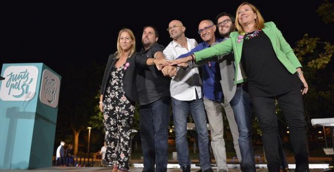 Neus Munté, primera por la izquierda, junto a Oriol Junqueras y Raül Romeva, entre otros representantes de Junts pel Sí./ EFE