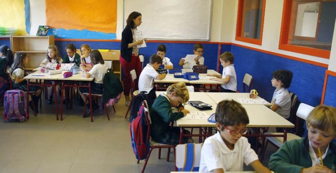 Una profesora con sus alumnos en un colegio de primaria en Madrid. EFE