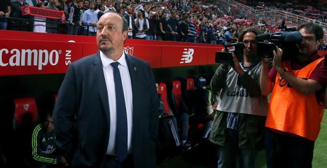 El entrenador del Real Madrid, Rafa Benítez, al comienzo del partido ante el Sevilla. EFE/Paco Puentes