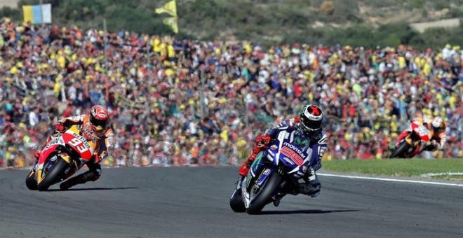 El piloto español Jorge Lorenzo (c) rueda por delante de sus compatriotas Marc Marquez (i) y Dani Pedrosa durante la carrera de ayer. /EFE