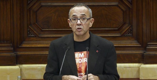 El diputado de Catalunya Sí que es Pot Joan Coscubiela durante su intervención ante el pleno del Parlament de Catalunya en el que se ha aprobado la resolución conjunta de Junts pel Sí y la CUP./ EFE