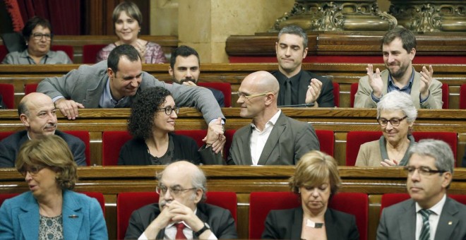 El diputado de Junts pel Si, Raül Romeva (c), felicitado por miembros de su grupo tras su intervención. /EFE