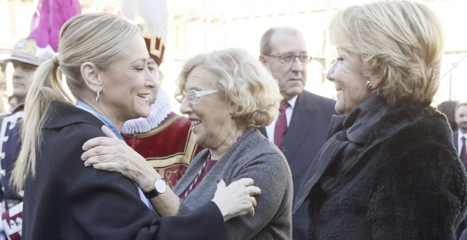 La alcaldesa de Madrid Manuela Carmena, saluda a la presidenta de la Comunidad de Madrid, Cristina Cifuentes, en presencia de la portavoz popular en el Ayuntamiento, Esperanza Aguirre, durante la tradicional misa en honor a la patrona de la capital, la Vi