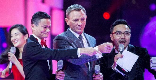 El fundador y presidente de Alibaba, Jack Ma, y el actor Daniel Craig asisten al festival de 11,11 comercial global de Alibaba Group en Pekín. REUTERS