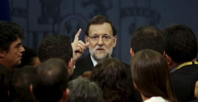 Mariano Rajoy habla con los periodistas en La Moncloa. / ANDREA COMAS (Reuters)