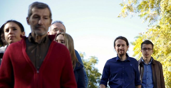 El líder de Podemos, Pablo Iglesias, jubnto a Iñigo Errejon, anets de posar en una foto de familia con otros candidatos de la formación para el 20-D, entre ellos, el general Jose Julio Rodriguez. REUTERS/Sergio Perez