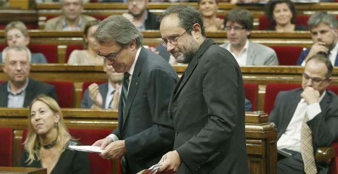 El diputado de la CUP, Antonio Baños, junto al presidente de la Generalitat en funciones, Artur Mas.-  EFE/Toni Albir