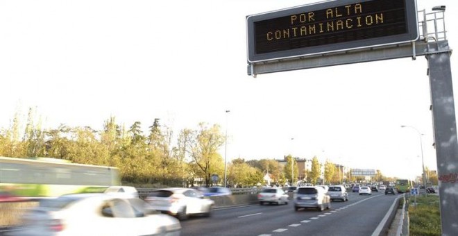 Cartel en el acceso a Madrid por la A5, a la altura de Cuatro Vientos, que recuerda a los conductores la velocidad permitida debido a los niveles de contaminación. EFE/Zipi