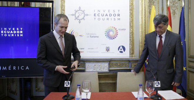 El viceministro de Turismo de Ecuador, Dominic Hamilton, y el embajador de Ecuador en España, Miguel Eduardo Calahorrano, durante el desayuno coloquio celebrado este jueves en la Casa de América de Madrid.- EFE