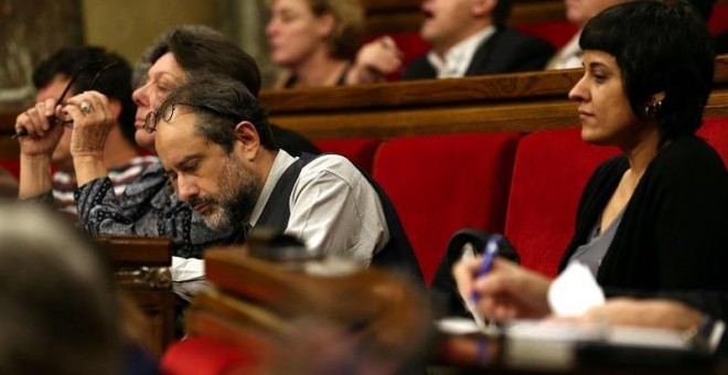 La bancada de la CUP, este miércoles en el Parlament./ EFE