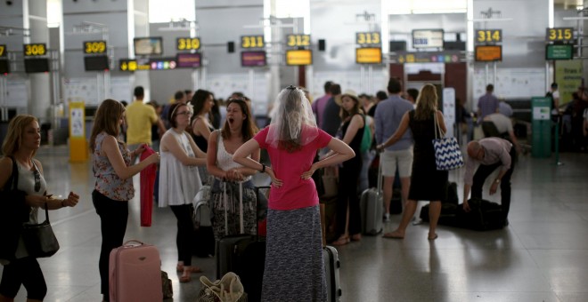Viajeros en el aeropuerto Pablo Ruiz Picasso de Málaga. REUTERS