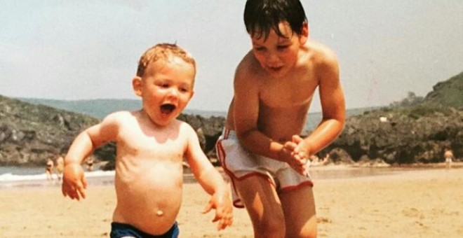 Michu, con 3 años, junto a su hermano Hernán en una playa de Asturias.