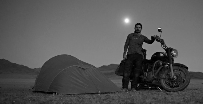 El fotógrafo Walter Astrada, junto a su moto, Atenea, en las llanuras de Mongolia.- WALTER ASTRADA