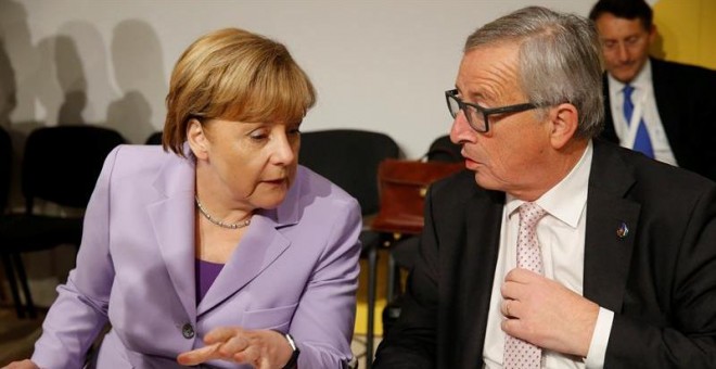 Angela Merkel conversa con el presidente de la Comisión Europea, Jean Claude-Juncker, en La Valeta. / EFE
