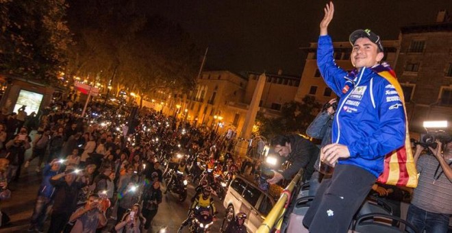 El piloto Jorge Lorenzo saluda desde el balcón del Consulat del Mar. /EFE